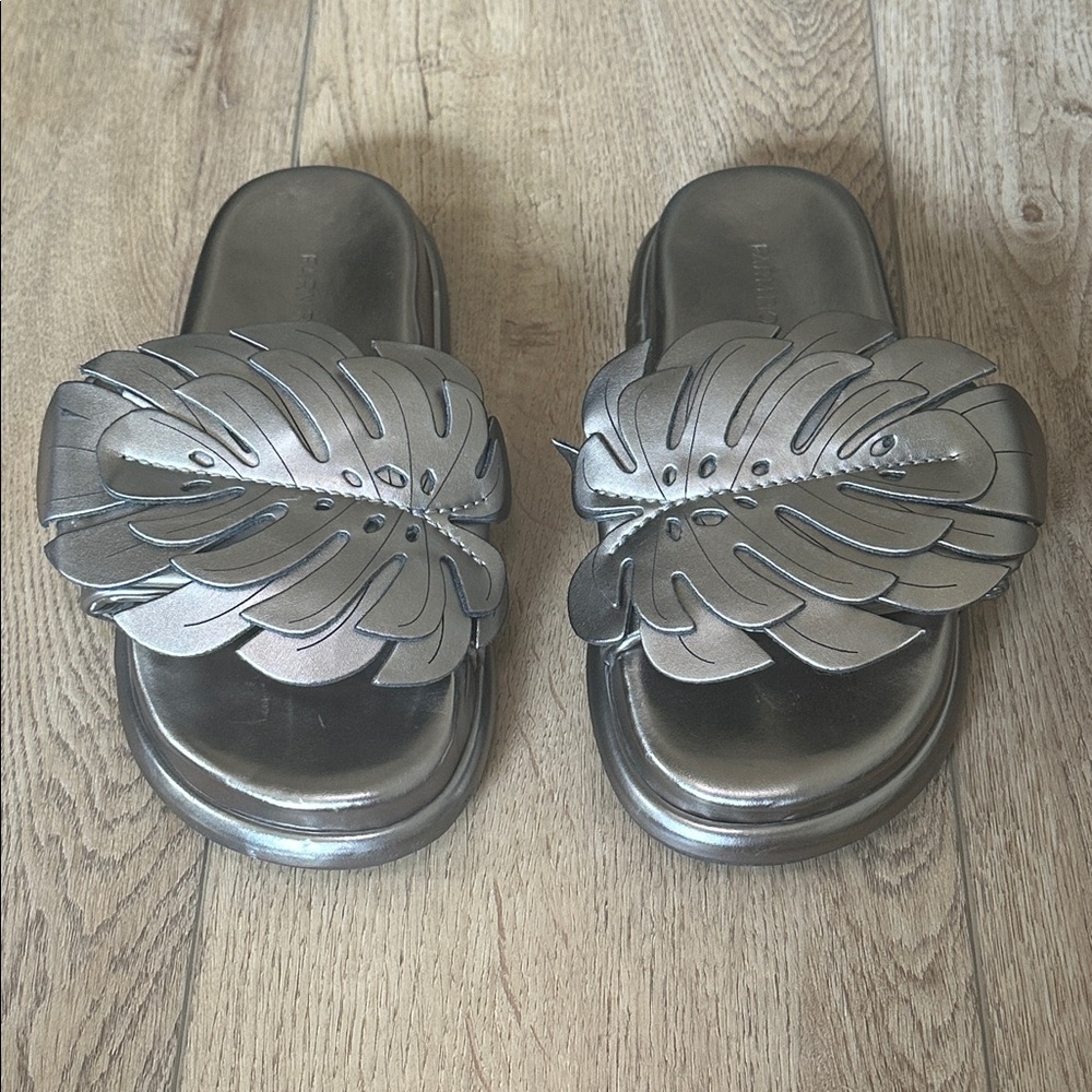 FARM RIO Monstera Anatomical Slide Sandal in Prata Velho Metallic Size 9
